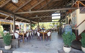 Lalaguna Beach Club And Dive Centre